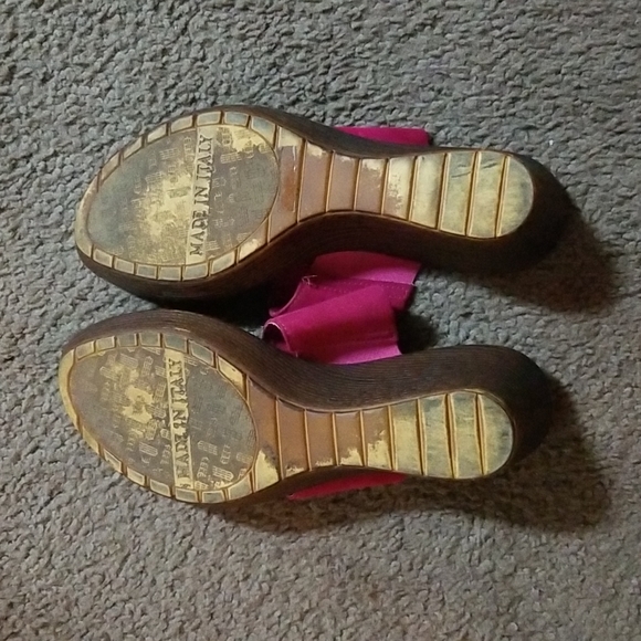 Fuchsia Pink wedges with stone done down the center - Picture 7 of 7